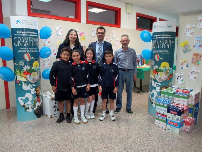 Los alumnos de Agustinas recogen 410 litros de leche dentro de la campaña 'Ningún niño sin bigote'