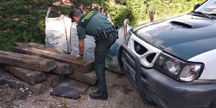 Investigado un individuo sorprendido por un guardia civil fuera de servicio cuando sustraía vigas de madera en Gondomar
