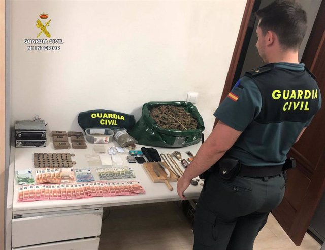 Huelva.- Sucesos.- Desactivan un punto de venta y de almacén de droga en Moguer y detienen a tres personas