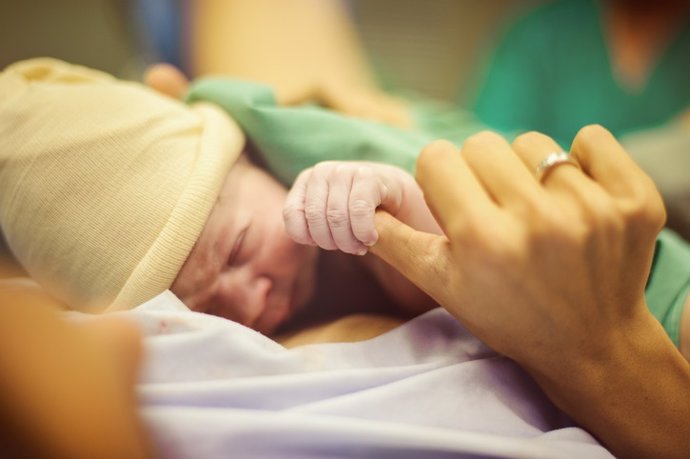 El Programa Contacto Piel con Piel en el San Pedro se amplia a partos por cesárea y beneficiará a 400 mujeres al año