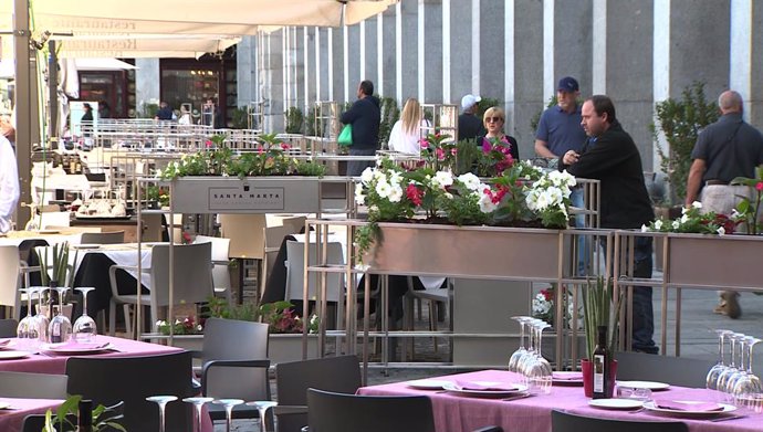 La Plaza Mayor de Madrid estrena nuevas terrazas con mobiliario y rótulos homgéneos