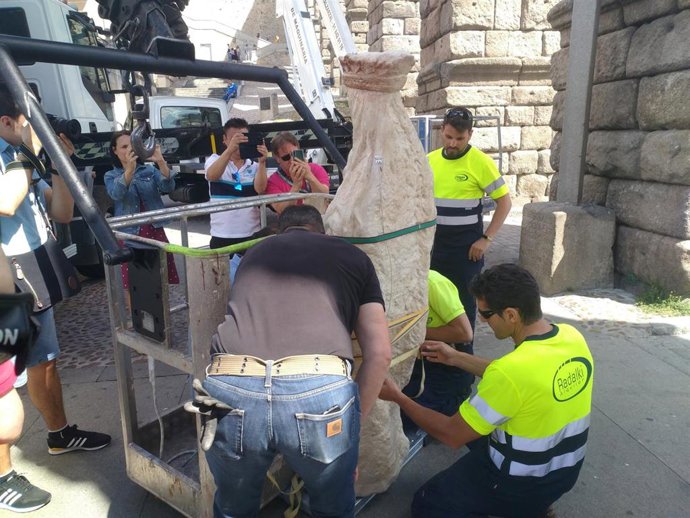La réplica de la Virgen ya luce en su nicho del Acueducto de Segovia