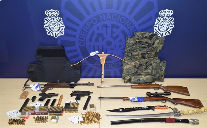 Tres detenidos con un arsenal de armas en un piso de Santander, donde podrían custodiar droga