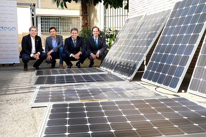 Sevilla.- Endesa  cede 30 placas solares al proyecto Aura de regeneración urbana del equipo Solar Decathlon de la US