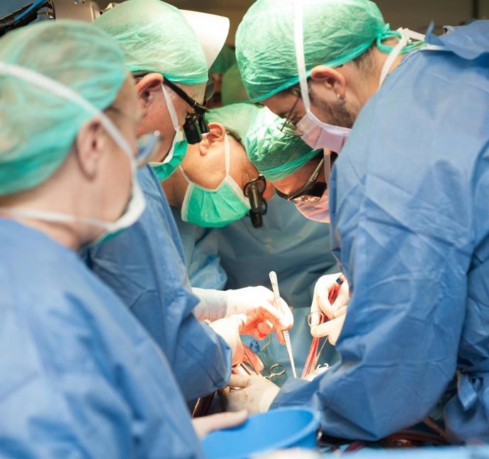 Av.- L'Hospital de Bellvitge implanta un cor artificial total, el segon amb xit a Espanya