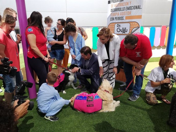 Comunidad extiende el programa de acompañamiento con perros para mejorar la recuperación de los niños hospitalizados