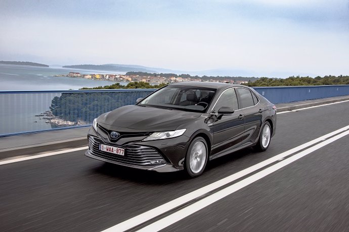 Economía/Motor.- Toyota inicia la comercialización en España de la octava generación del Camry hybrid