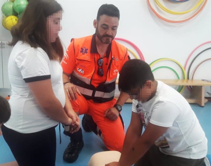 Sevilla.- El 061 enseña primeros auxilios a un centenar de alumnos de Primaria