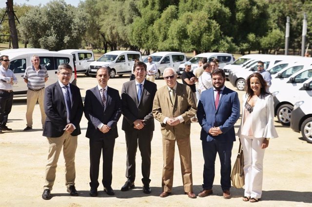 La Junta entrega las primeras furgonetas a las entidades locales de menos de 20.000 habitantes