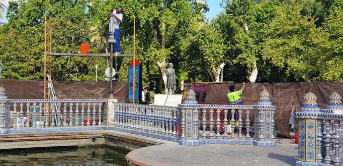 Sevilla.-Ayuntamiento inicia la reposición de la balaustrada y la farola de Plaza de España tras la caída de la palmera