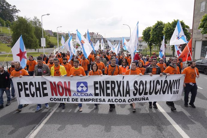 AMP.- Más de medio millar de personas marchan por Santiago para reclamar una "solución" al sector electrointensivo