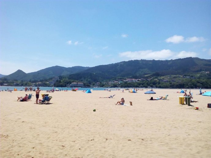 La bandera roja ondea en la playa vizcaína de Barinatxe y en otras siete hay amarilla