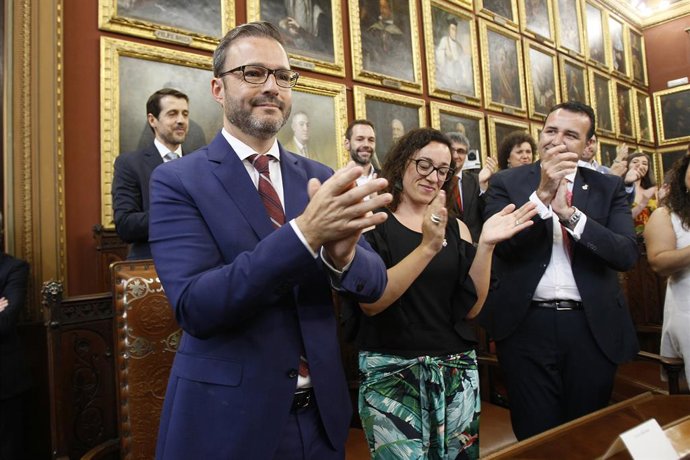 Fila signatura els decrets d'estructura de les rees municipals i la composició dels membres de la Junta de Govern