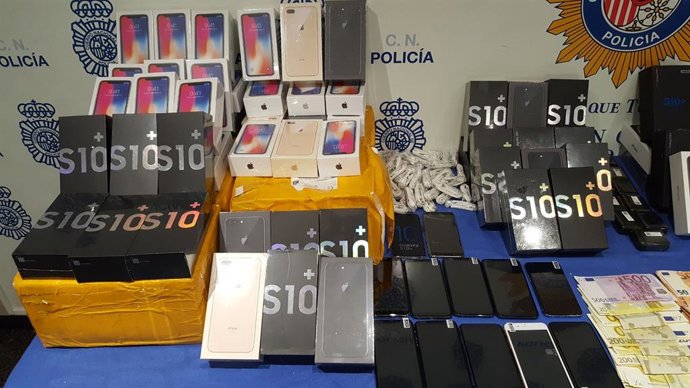 Successos.- Detenen un home de 40 anys per dedicar-se a la compravenda illegal de terminals telefnics falsos