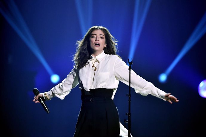 Lorde anuncia que su nuevo álbum "está en el horno"