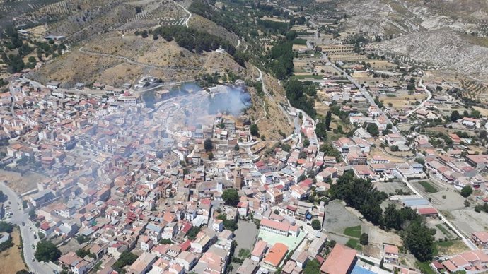 Declarado un incendio en el entorno del embalse de Francisco Abellán de La Peza (Granada)