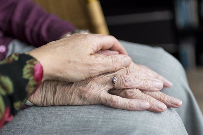 Un total de 26.414 cuidadores no profesionales de dependientes se dan de alta en la Seguridad Social desde abril
