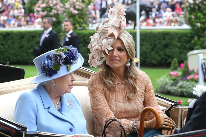 Máxima de Holanda sorprende en Ascot: duelo de tocados reales