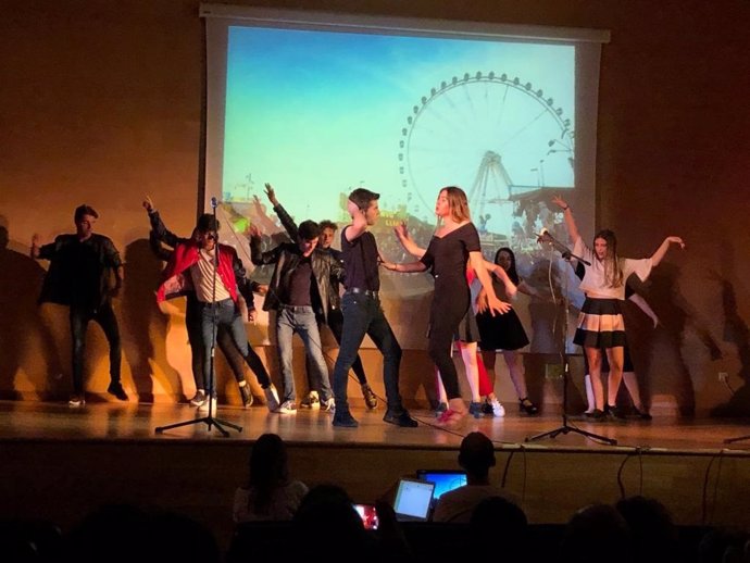 Córdoba.- Educación.- La delegada de Educación asiste al estreno del musical 'Grease' por alumnos el IES Trassierra