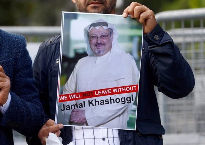 Manifestante con un cartel de Yamal Jashogi