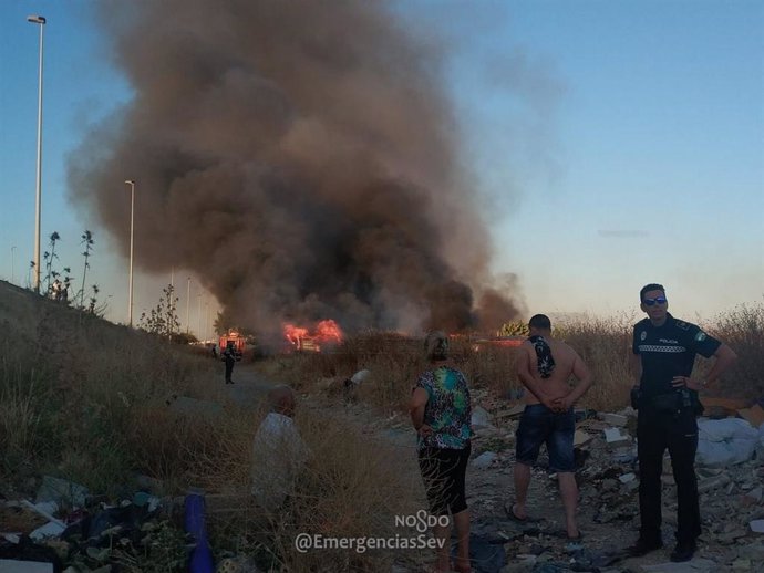 Sevilla.- Sucesos.- Bomberos, Guardia Civil y Policía se coordinan para sofocar un incendio de pastos junto a Palmete
