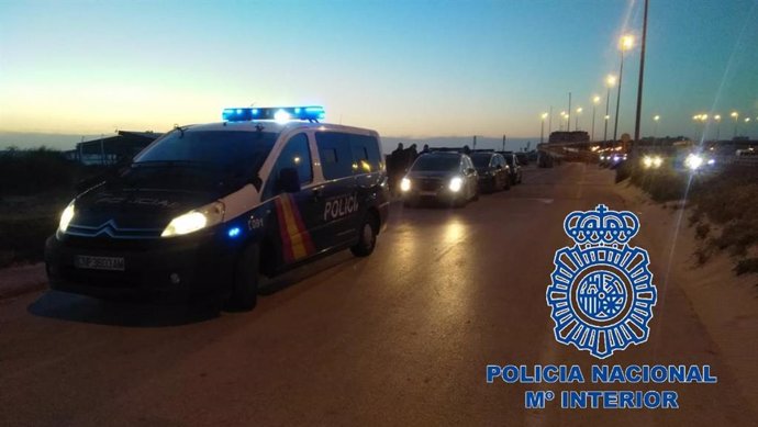 Interceptados 19 migrantes, tres menores, de una patera llegada a la playa de Cortadura (Cádiz)
