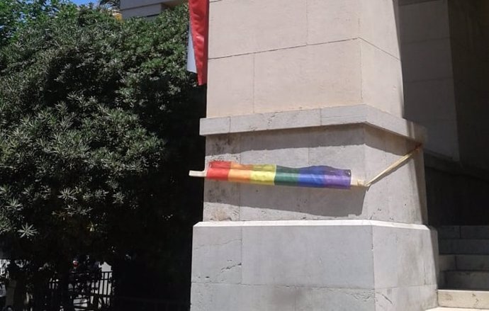 La bandera arcoíris del Rectorado de la UV cortada 