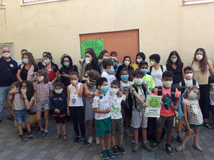 Padres de alumnos del distrito Centro se concentran con mascarillas para pedir la continuidad de Madrid Central