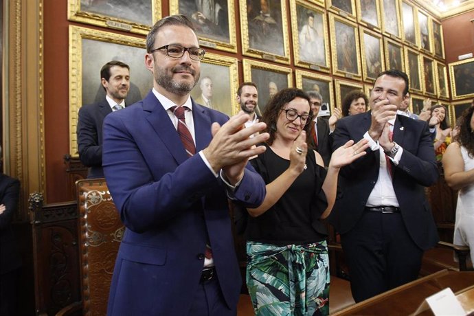 Hila firma el decreto de nombramiento de tenientes de alcalde en Cort con Joana Maria Adrover de primera