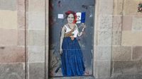 El grafiter TVboy pinta 'Madame Colau' al costat de la plaça Sant Jaume de Barcelona