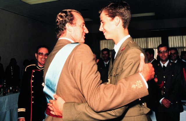 El Rey Felipe VI junto a su padre Don Juan Carlos 