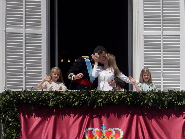 El Rey Felipe VI junto a la junto a la Reina Letizia y sus dos hijas, la princesa Leonor y la infanta Sofía