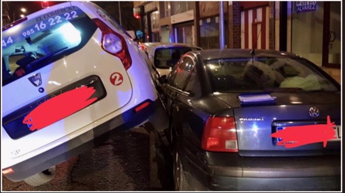 Sucesos.- Un conductor de taxi sin licencia da positivo en alcohol y droga tras colisionar con varios coches en Gijón