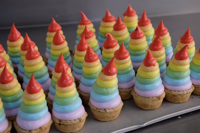 Las pastelerías vizcaínas ofrecerán carolinas con los colores del arcoíris con motivo del Bilbao Pride 2019