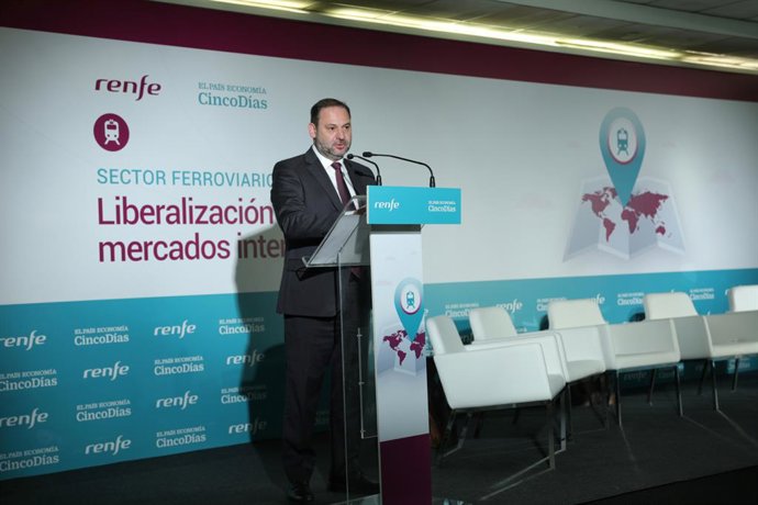 (Ampl.) Fomento amplía a octubre el plazo para que se postulen los competidores de Renfe en el AVE