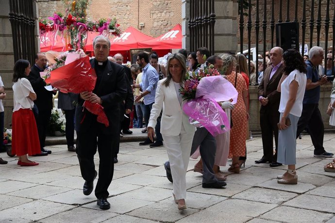 Más de 1.200 escolares de 23 colegios de Toledo perpetúan la tradición en la ofrenda floral del Corpus