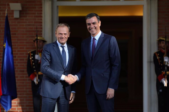 El presidente del Gobierno en funciones, Pedro Sánchez, recibe al presidente del Consejo Europeo, Donald Tusk en La Moncloa, Madrid