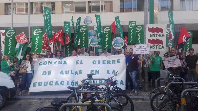 Córdoba.- Sindicatos, Ampas y estudiantes se concentran "contra el cierre de aulas en la educación pública"