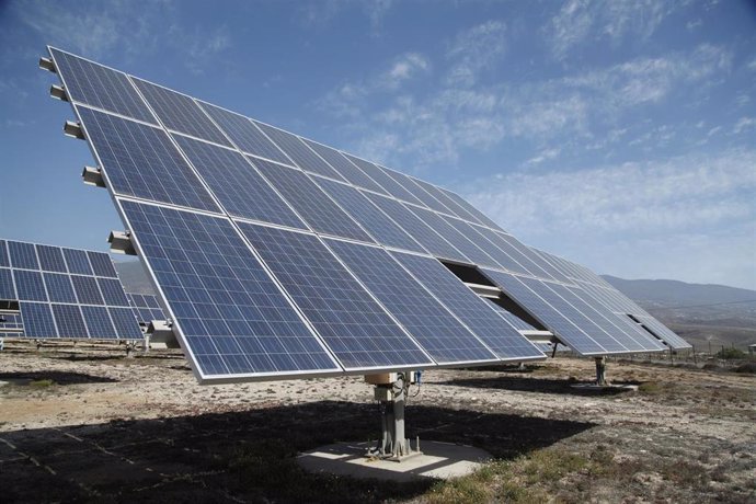 Ashotel plantea construir una planta fotovoltaica en Tenerife para hacer frente a la 'vergüenza a volar'