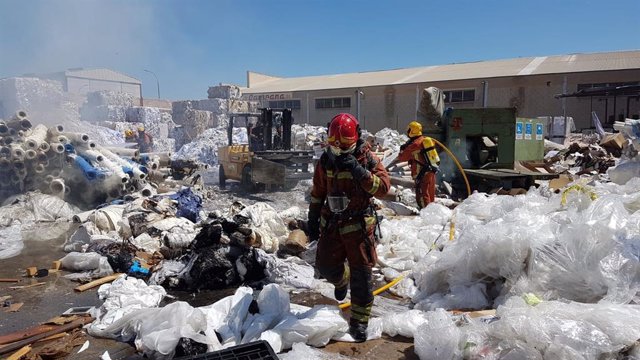 Valencia.- Sucesos.- Arde una planta de reciclaje en el polígono Fuente del Jarro de Paterna