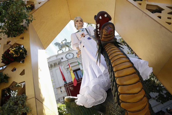 Granada.- La Tarasca pasea por las calles de la ciudad con un moño inspirado en el de la Khaleesi de 'Juego de tronos'