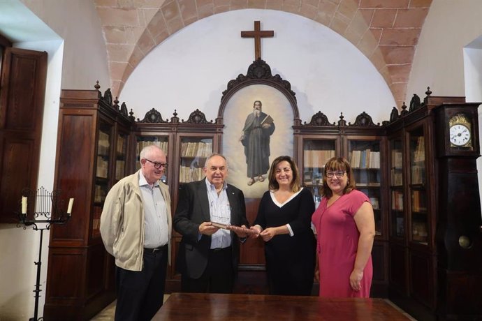 El Govern entrega al Santuario de Cura el Llibre d'Or de l'Any Ramon Llull