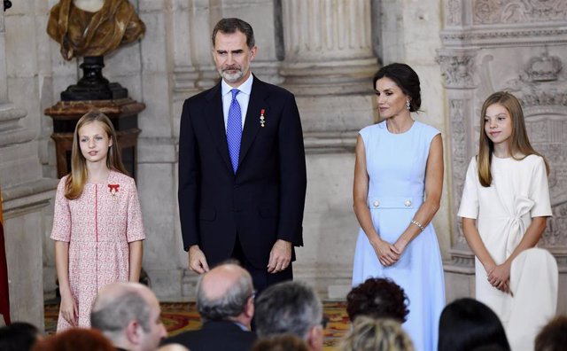 La Reina Letizia celebra sus cinco años como Reina de España apostando por su nuevo color favorito