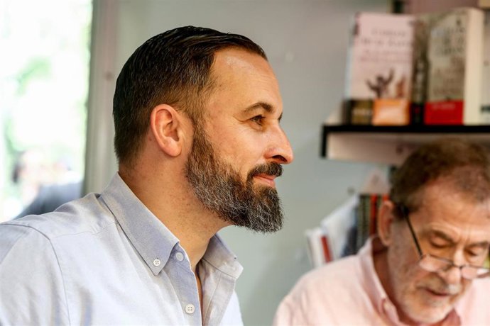 El presidente de Vox, Santiago Abascal, acompaña al escritor Fernando Sánchez Dragó en su firma en la Feria del Libro de Madrid