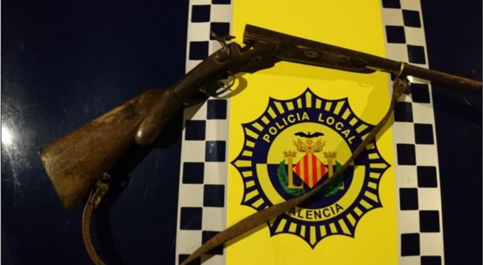 Valencia.- Sucesos.- Detenido un conductor drogado con una escopeta en el maletero y con una orden de ingreso en prisión