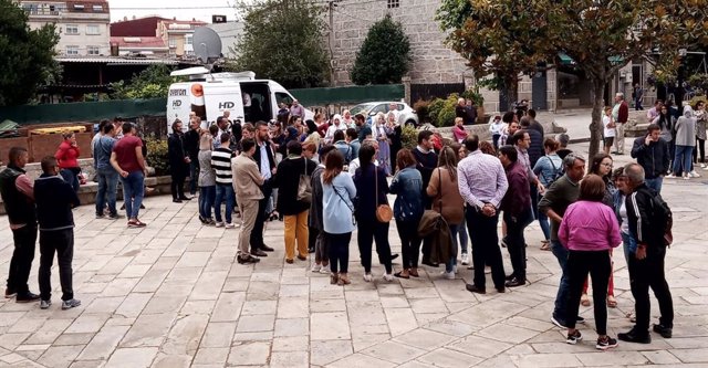 Los vecinos de Salceda (Pontevedra) se unen en una concentración de condena tras el asesinato de un joven este sábado