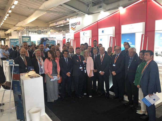 Economías.- Velasco conoce los proyectos de empresas aeroespaciales andaluzas en la feria de París Le Bourget