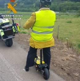 Tráfico denuncia a un hombre por circular ebrio con su patinete eléctrico