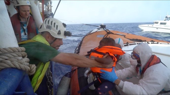 El barco de la ONG Sea Watch busca puerto para desembarcar a 43 migrantes
