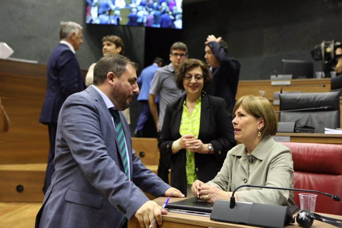 Unai Hualde dice que defenderá "el progreso y pluralidad de Navarra" desde la Presidencia del Parlamento